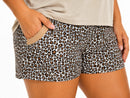 Pijama Feminino de Suede Manga Curta e Shorts com Bolsos – Estampa Onça