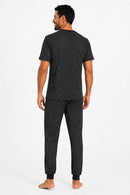 Pijama Masculino Longo em Suede com Gola V e Punhos – Preto Estampado