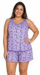 Modelo usando pijama feminino de suede lilás com estampa da Minnie, blusa regata e shorts com barrinhas onduladas
