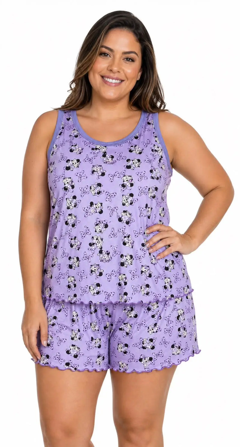Modelo usando pijama feminino de suede lilás com estampa da Minnie, blusa regata e shorts com barrinhas onduladas