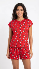 Modelo usando pijama feminino Suede vermelho estampado Minnie, com blusa manga japonesa e shorts.