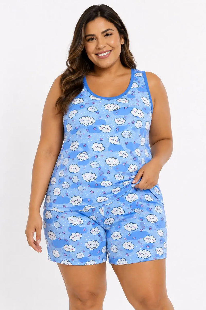 Modelo feminina usando pijama de suede azul com estampa de nuvens, composto por blusa regata e shorts.