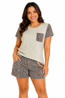 Pijama feminino de suede bege com manga curta, bolso frontal estampado e shorts com estampa de onça e bolsos laterais