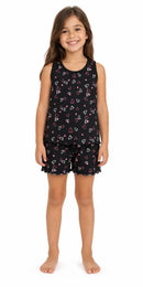 Menina usando pijama infantil feminino de suede preto com estampa de corações, regata e shorts com barras onduladas