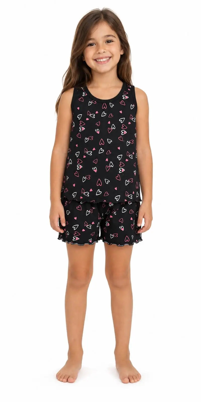 Menina usando pijama infantil feminino de suede preto com estampa de corações, regata e shorts com barras onduladas