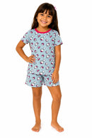 Menina usando pijama infantil feminino de Suede cinza claro com estampa Hello Kitty, manga curta e shorts.