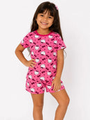 Menina usando pijama infantil feminino de Suede rosa com estampa Hello Kitty, blusa manga curta e shorts.