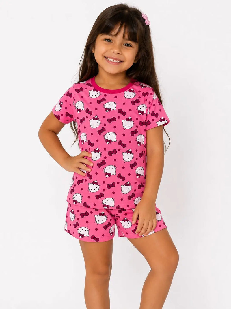 Menina usando pijama infantil feminino de Suede rosa com estampa Hello Kitty, blusa manga curta e shorts.