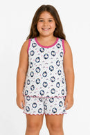 Menina usando pijama infantil feminino de suede branco com estampa de pinguins, regata e shorts com detalhes rosa