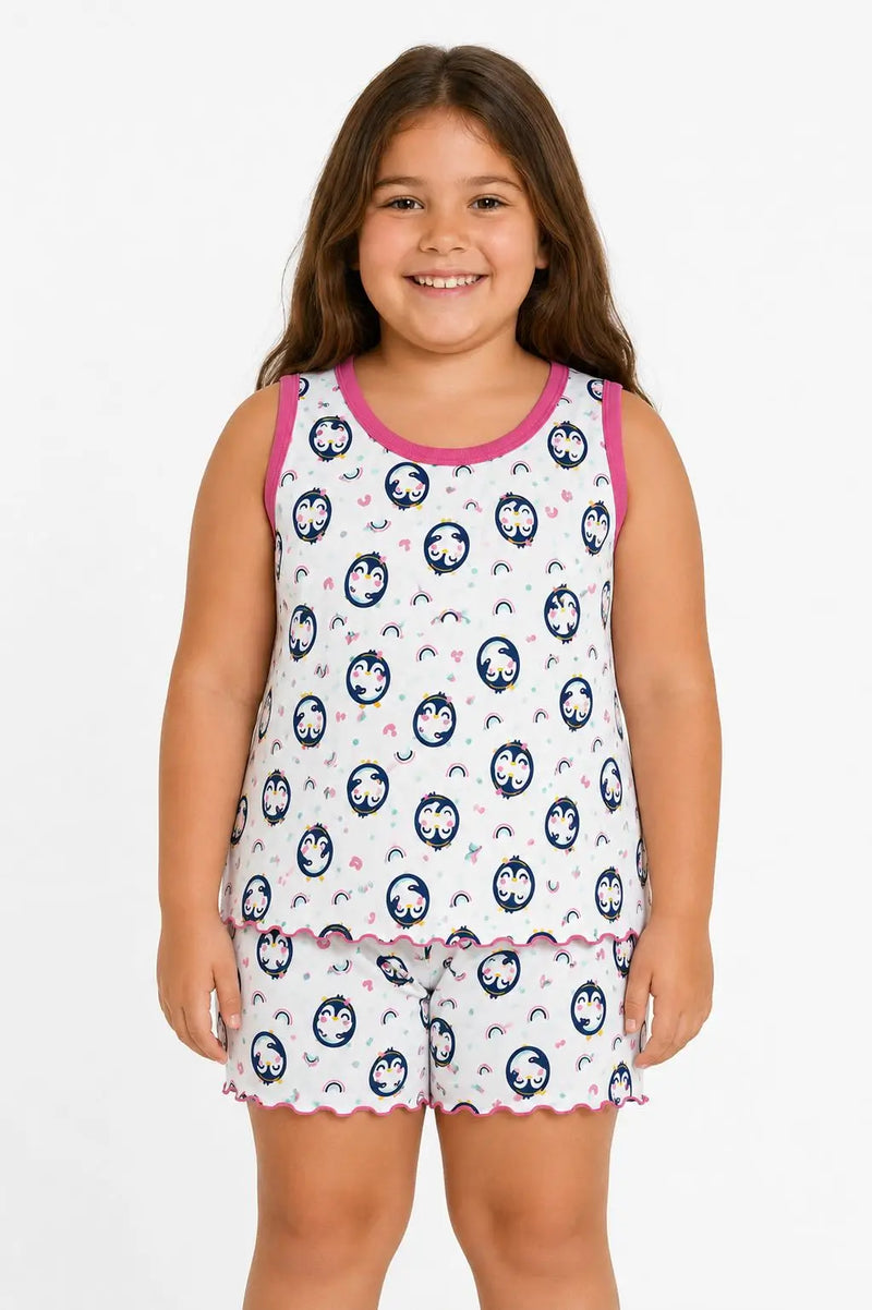 Menina usando pijama infantil feminino de suede branco com estampa de pinguins, regata e shorts com detalhes rosa