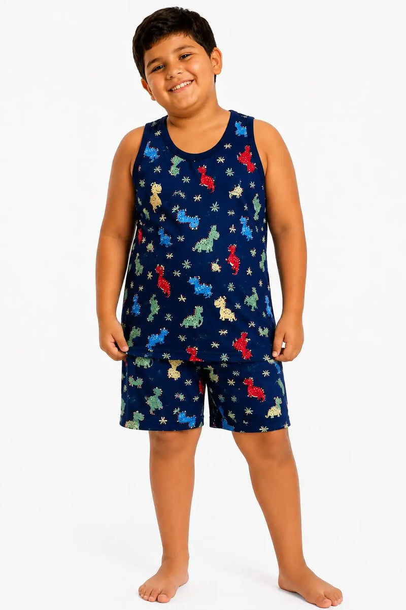 Menino usando pijama infantil masculino de Suede azul marinho com estampa de dinossauros, regata e bermuda.