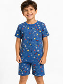 Menino usando pijama infantil masculino de Suede azul com estampa espacial, blusa manga curta e bermuda.