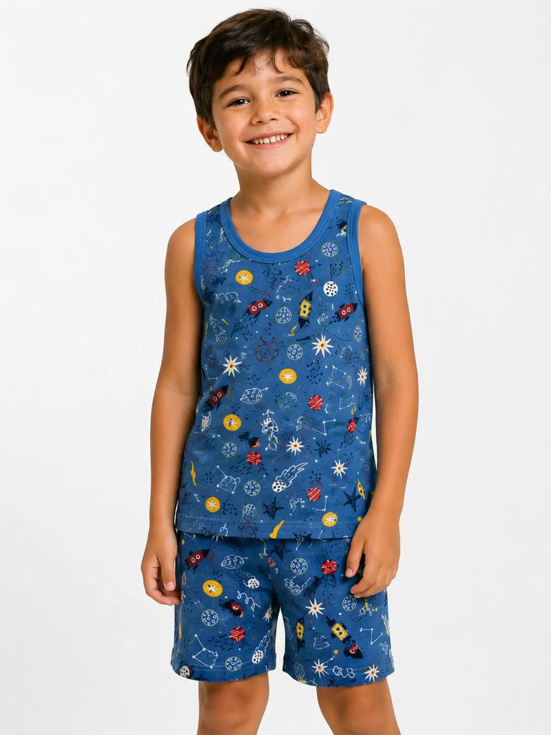 Menino usando pijama infantil masculino de Suede azul com estampa espacial, blusa regata e bermuda.