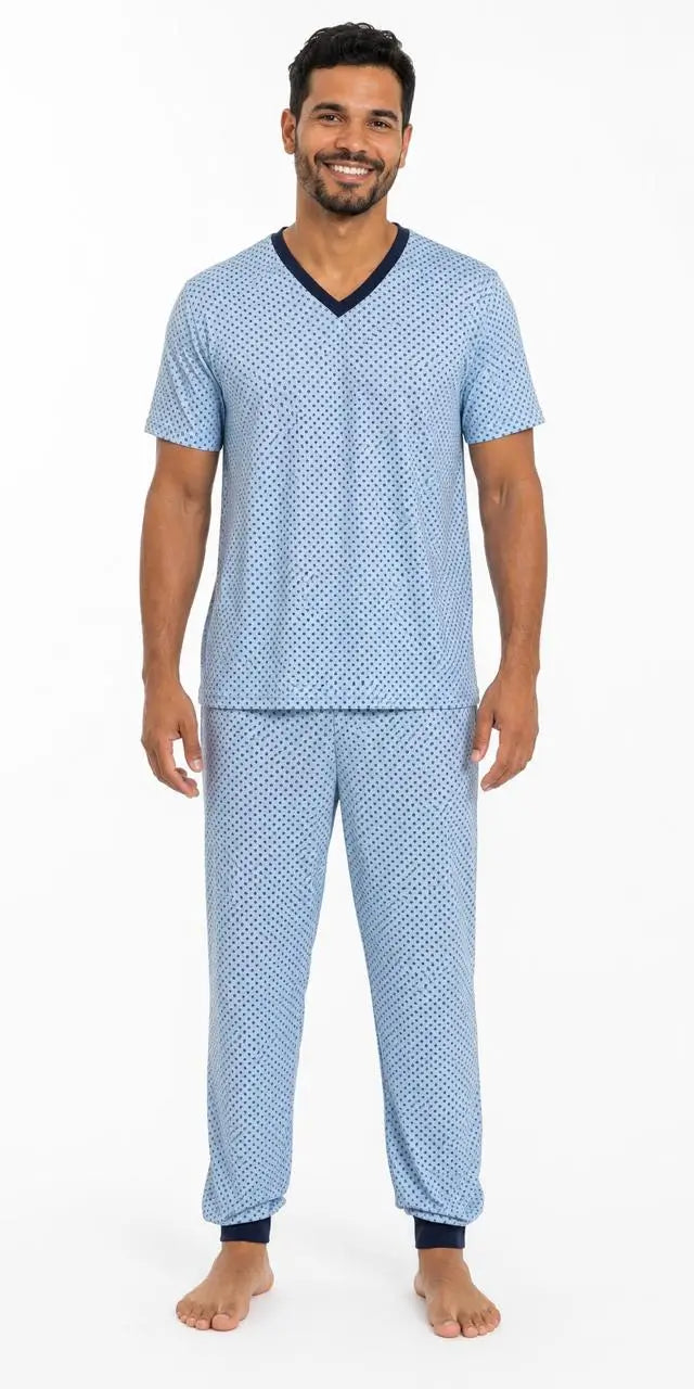 Homem usando pijama masculino curto azul estampado em tecido suede, com camiseta de manga curta e calça. 

