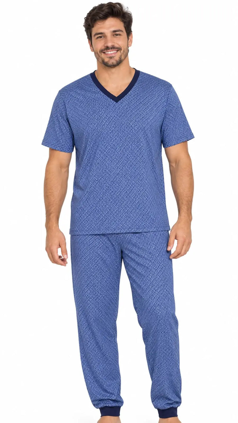 Homem usando pijama masculino longo em suede azul com estampa geométrica, camiseta de manga curta, gola V e calça sem bolsos com punhos.
